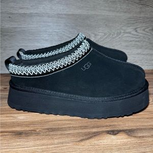 Ugg women's Tazz slipper size 8 In Black
100% Authentic No Box, Like new